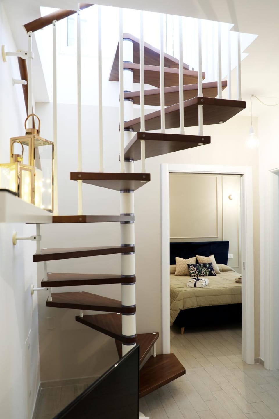 Photo of the whole room, Seating area