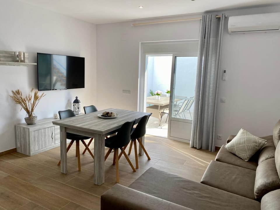 TV and multimedia, Balcony/Terrace, Seating area, Dining area