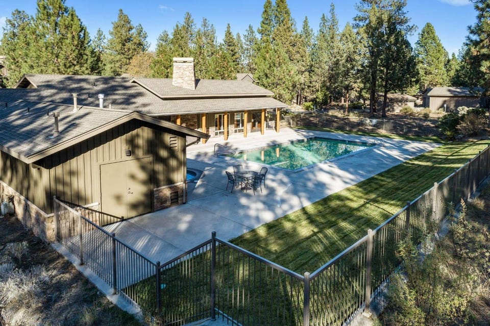 Pine House Retreat House in Bend