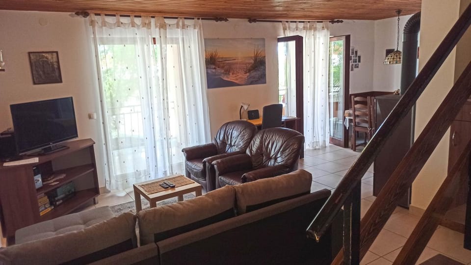 Communal lounge/ TV room, Living room, Seating area