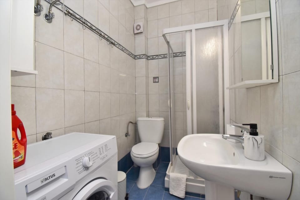 Shower, Bathroom, towels, washing machine
