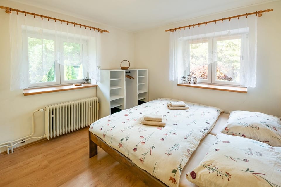 Bed, Bedroom, towels