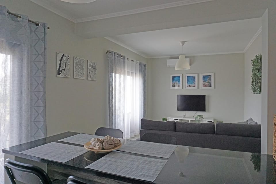 TV and multimedia, Living room, Seating area, Dining area