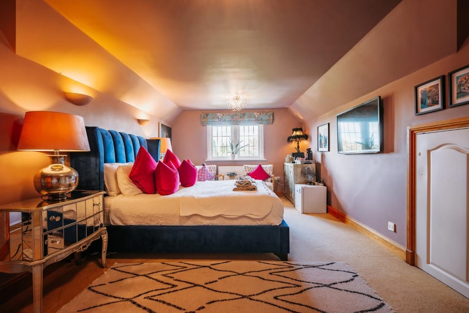 Bed, TV and multimedia, Photo of the whole room, Seating area, Bedroom