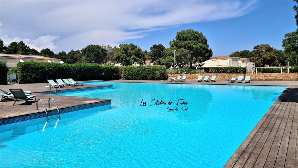 Pool view, Swimming pool, sunbed