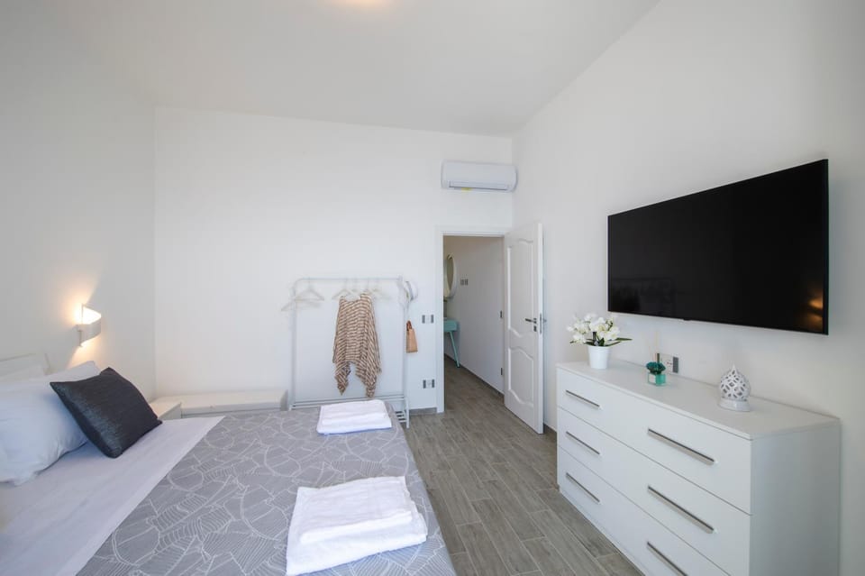 Bed, TV and multimedia, Bedroom