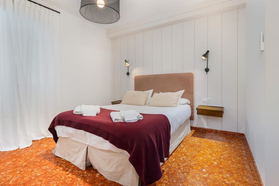 Photo of the whole room, Bedroom, towels