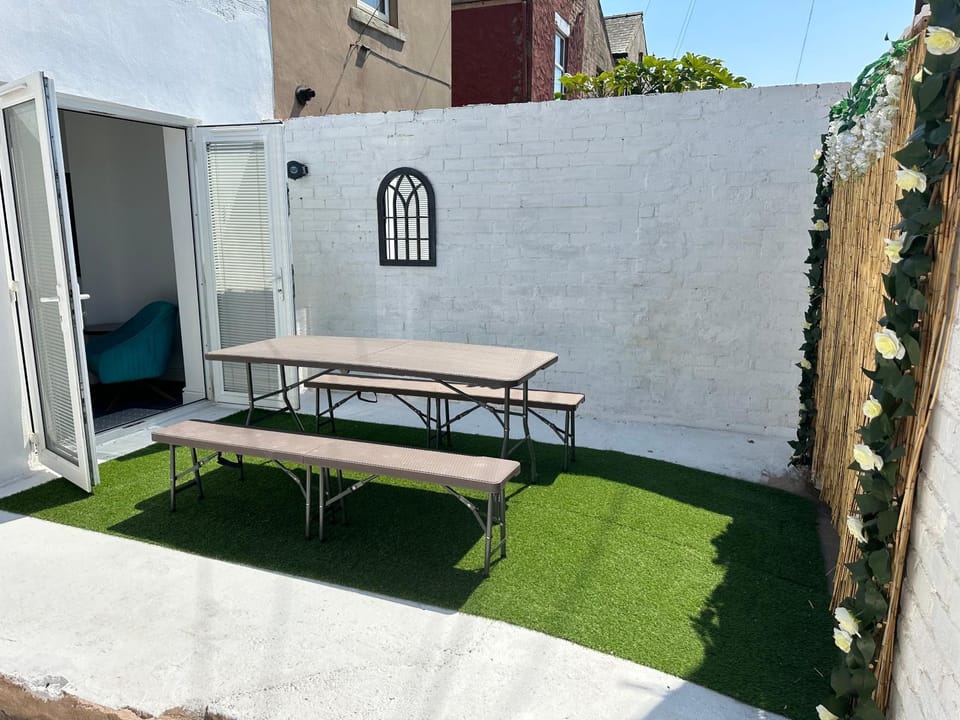 Patio, Day, Dining area