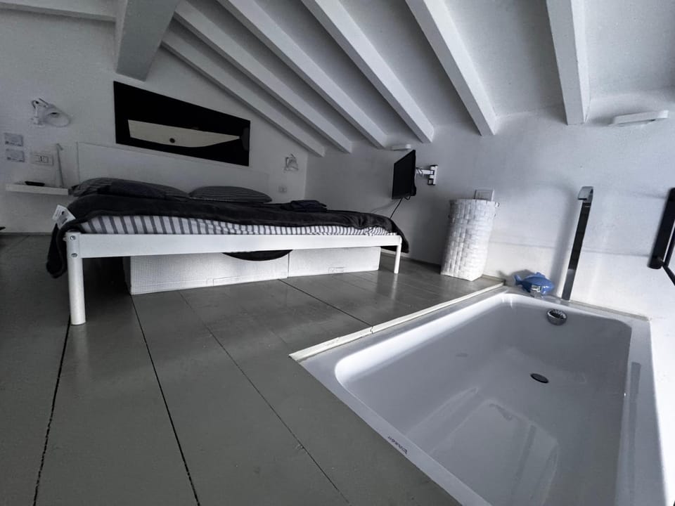 Loft due livelli di design pubblicato su riviste architettura con due posti auto Apartment in Porto Santo Stefano