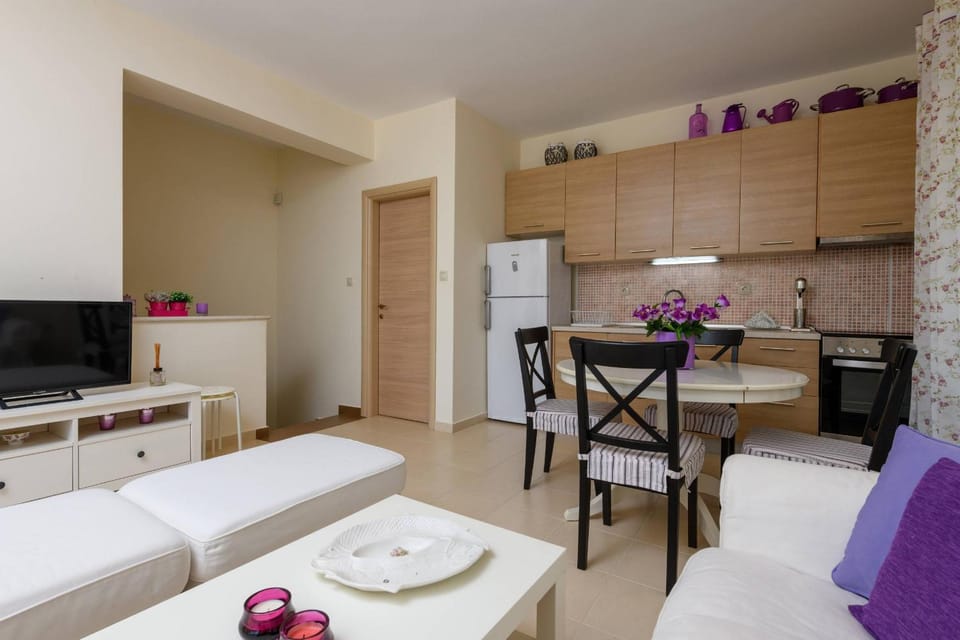 Kitchen or kitchenette, Seating area