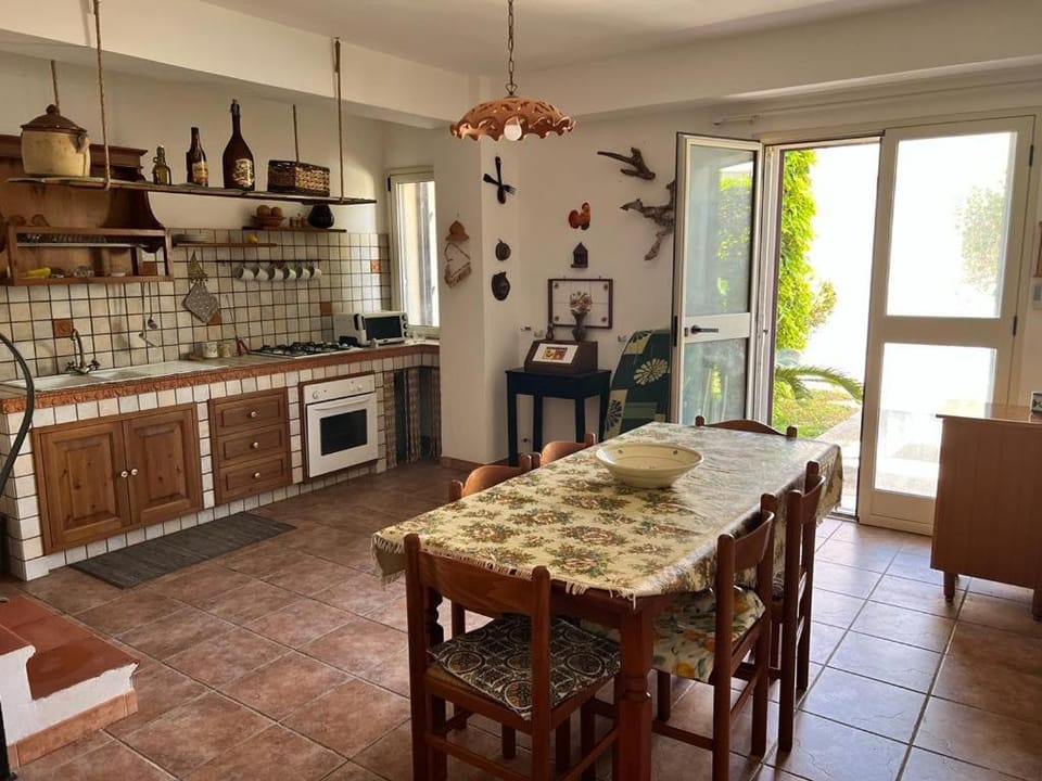 Kitchen or kitchenette, Seating area, Dining area, stove