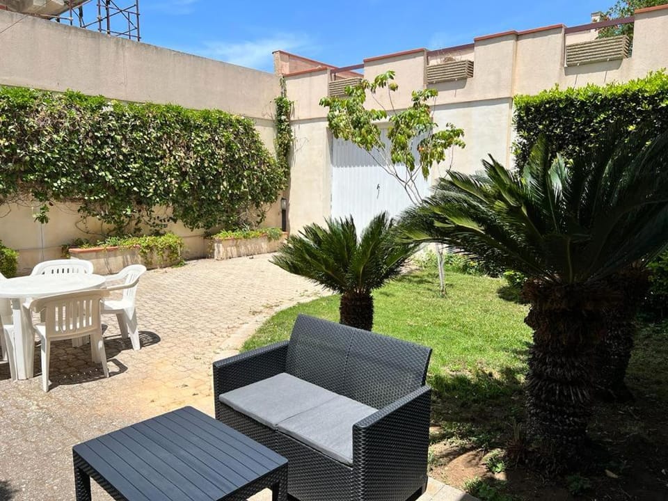 Property building, Spring, Day, Garden, Dining area, Garden view