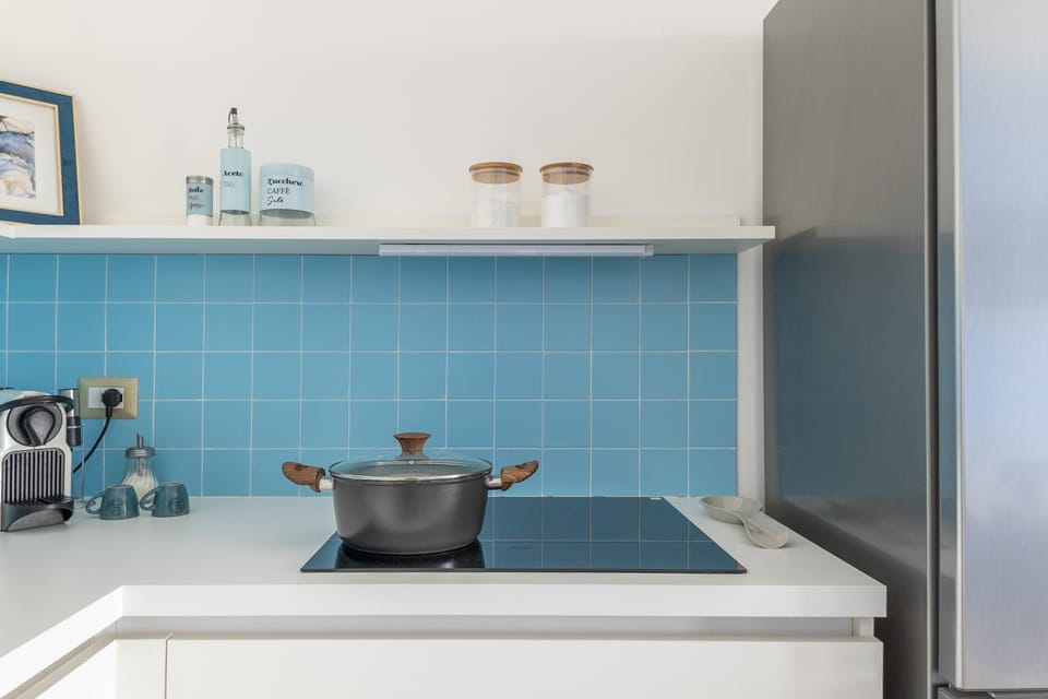 Coffee/tea facilities, Kitchen or kitchenette, stove