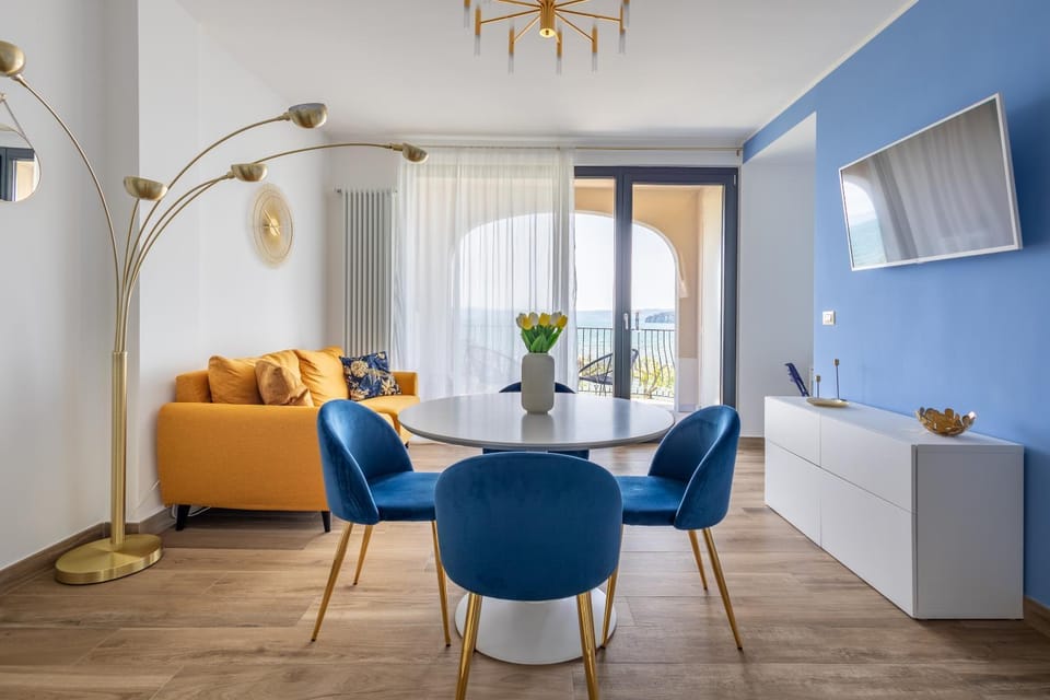 TV and multimedia, Living room, Seating area, Dining area