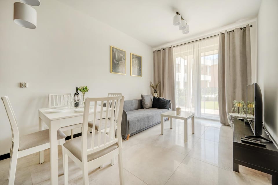Communal lounge/ TV room, TV and multimedia, Living room, Seating area, Dining area, Evening entertainment