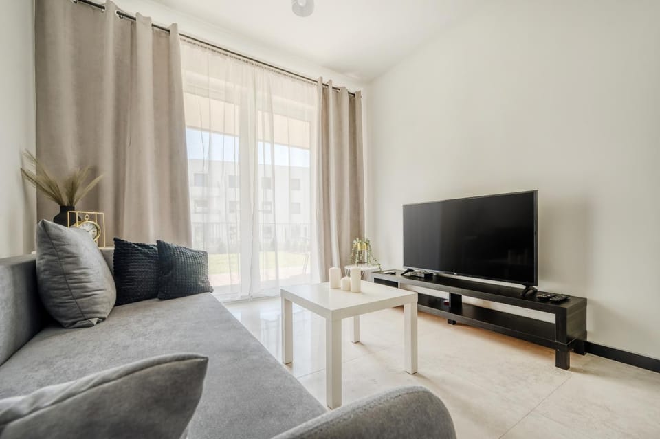 Communal lounge/ TV room, TV and multimedia, Living room, Seating area, Evening entertainment