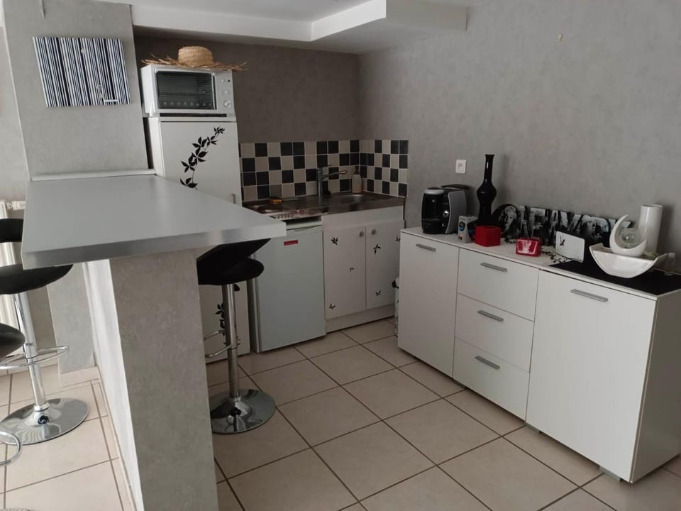 Coffee/tea facilities, Kitchen or kitchenette, minibar, stove