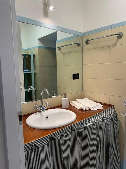 Bathroom, towels