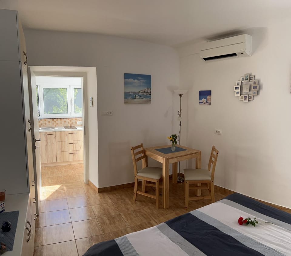 Bed, Seating area, Dining area, Bedroom, air conditioner