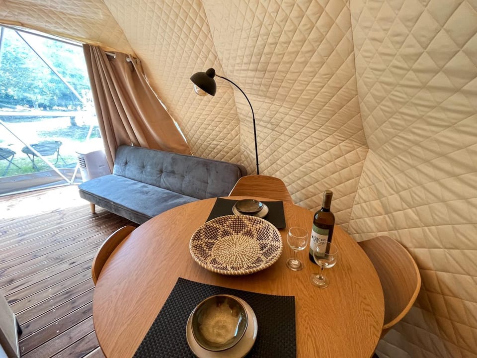 Seating area, Dining area, Food