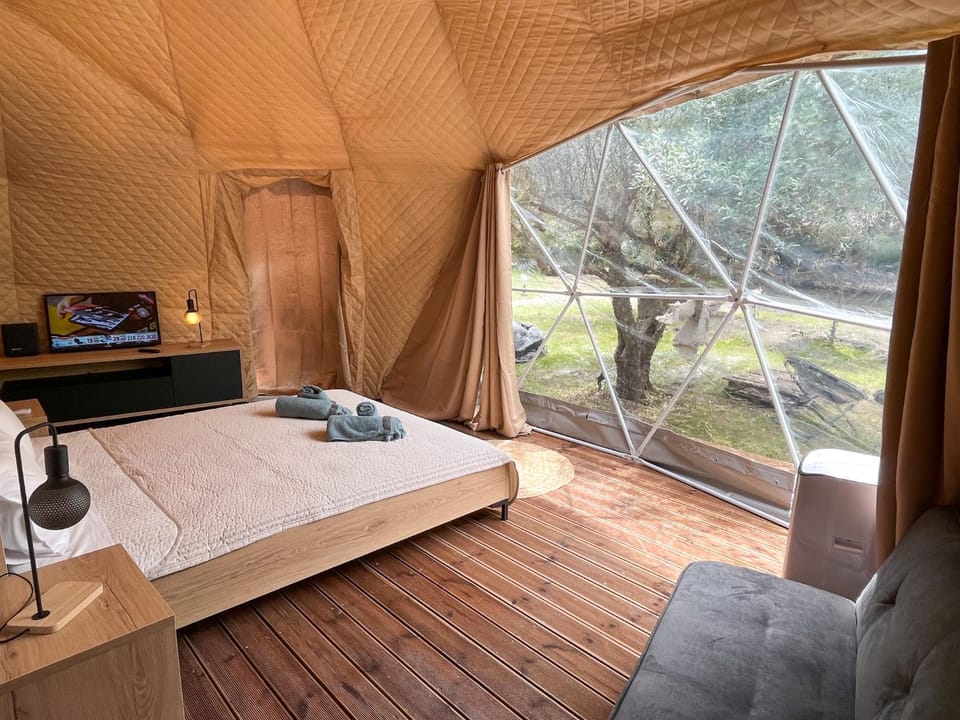 Bed, Natural landscape, Garden, TV and multimedia, Photo of the whole room, Bedroom, Garden view, towels