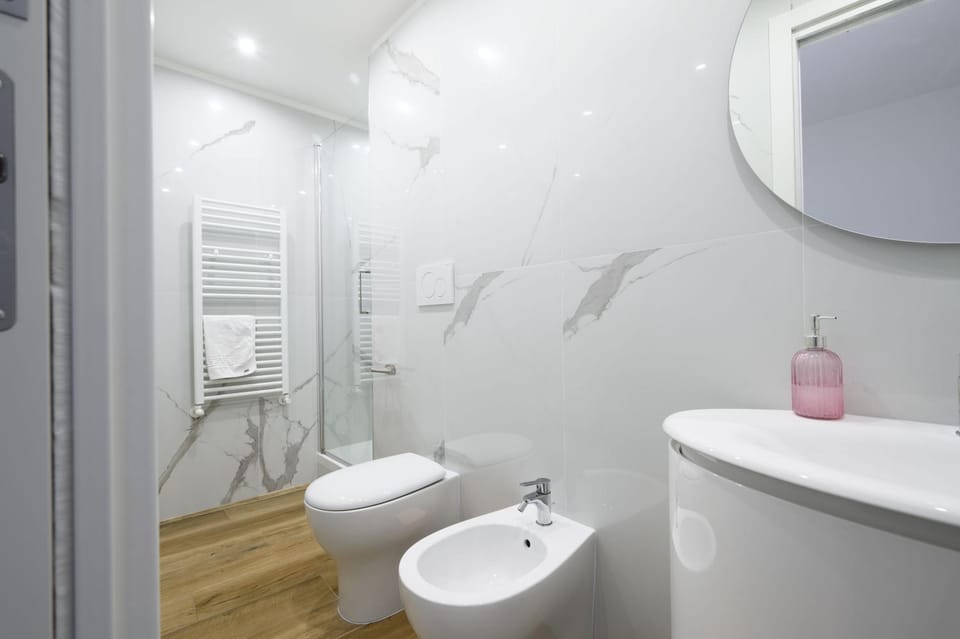 Shower, Toilet, Bathroom, bidet, towels