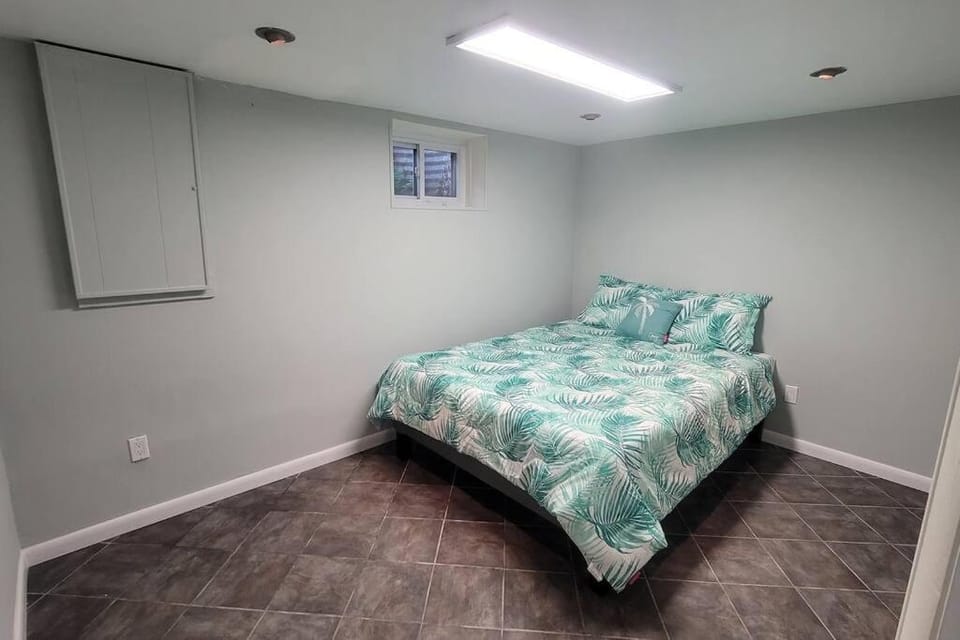3 bedroom w indoor pool hotub House in Wheaton-Glenmont