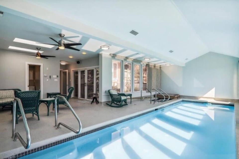 3 bedroom w indoor pool hotub House in Wheaton-Glenmont