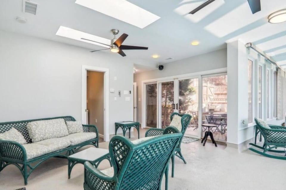 3 bedroom w indoor pool hotub House in Wheaton-Glenmont