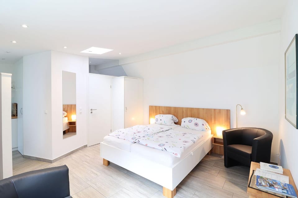 Bed, TV and multimedia, Living room, Photo of the whole room, Seating area, Bedroom, wardrobe