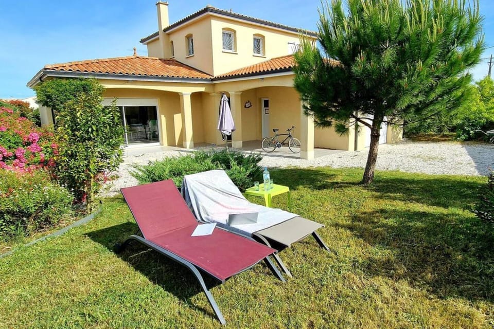 Property building, Patio, Spring, Day, Natural landscape, Garden, Garden view, sunbed