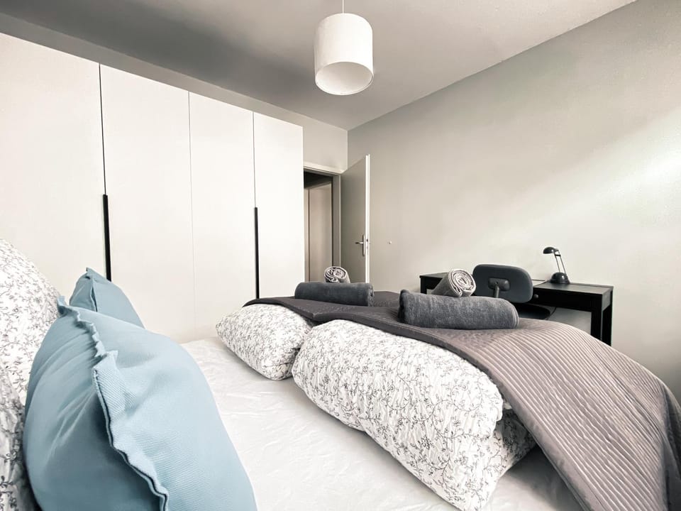 Bed, Photo of the whole room, Bedroom