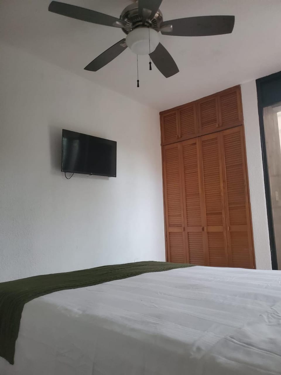 Bed, TV and multimedia, Photo of the whole room, Evening entertainment, Bedroom, fireplace