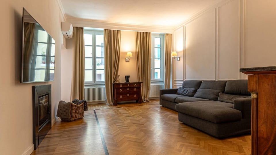 TV and multimedia, Living room, Seating area