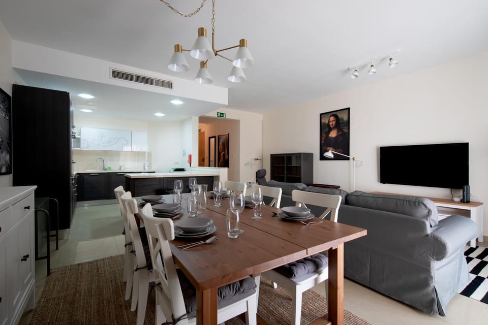 Kitchen or kitchenette, Living room, Seating area, Dining area
