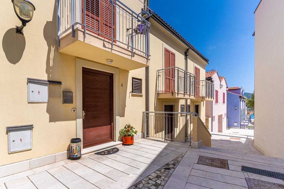 Neighbourhood, Street view