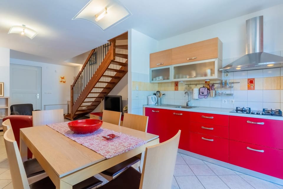 Kitchen or kitchenette, Dining area, dishwasher