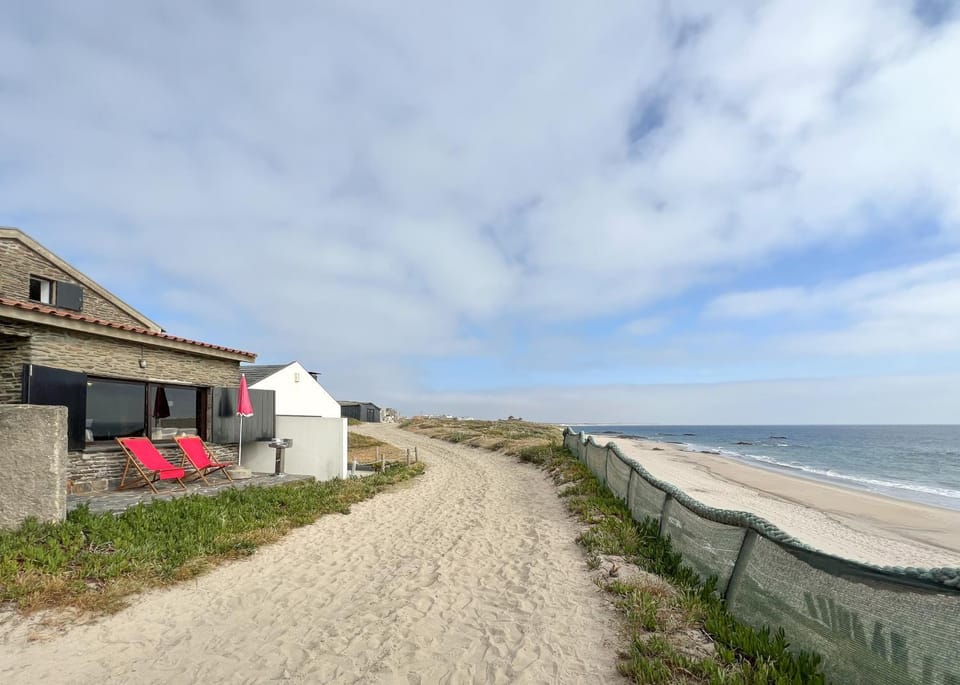 Property building, Day, Natural landscape, Beach, Sea view, sunbed