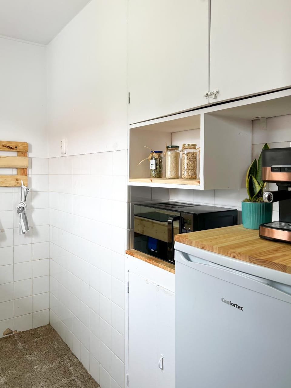 Kitchen or kitchenette, minibar, stove