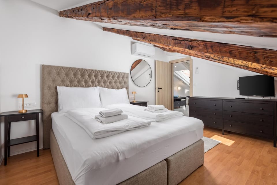 Bed, TV and multimedia, Bedroom, towels