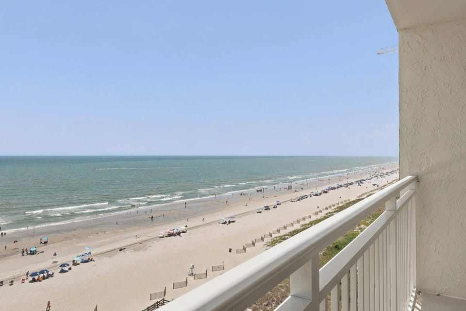 Oceanfront Penthouse in Paradise w Indoor Pool House in Crescent Beach