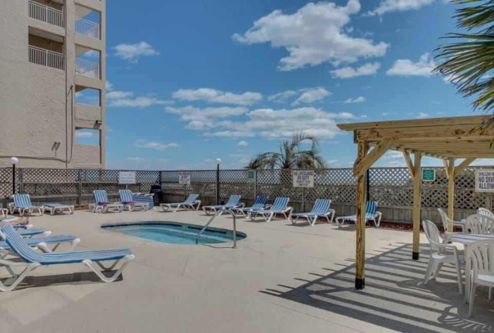 Oceanfront Penthouse in Paradise w Indoor Pool House in Crescent Beach