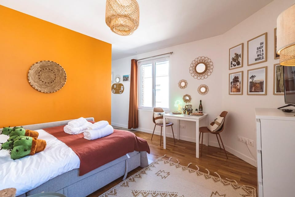 Bed, TV and multimedia, Living room, Photo of the whole room, Seating area, Bedroom, hair dresser, towels