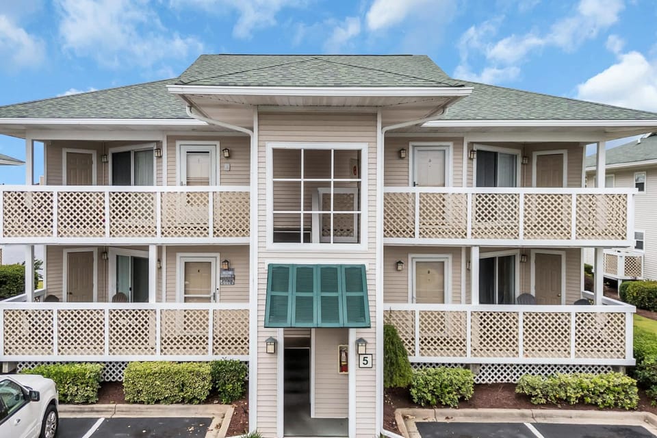 Shorehaven Lakefront & Steps to Beach w Pool and Grill House in North Myrtle Beach