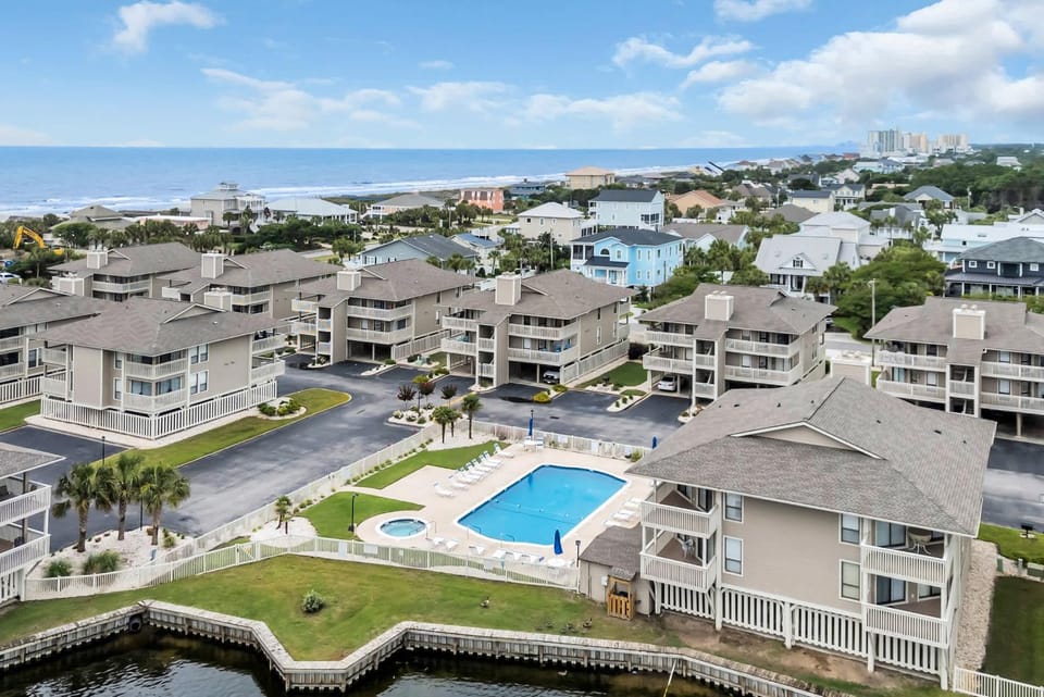 Shorehaven Lakefront & Steps to Beach w Pool and Grill House in North Myrtle Beach