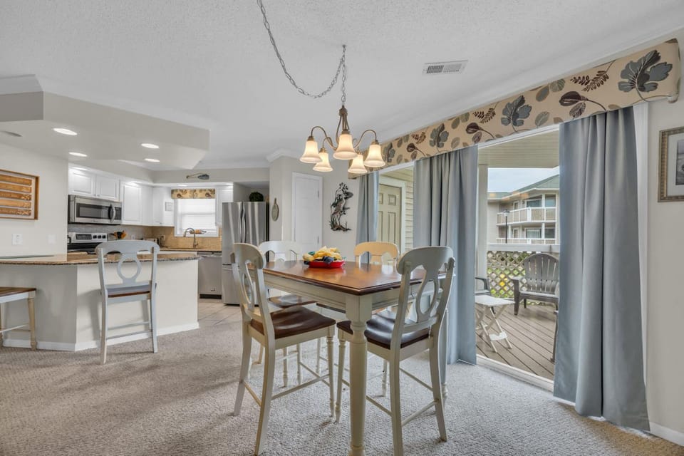 Shorehaven Lakefront & Steps to Beach w Pool and Grill House in North Myrtle Beach