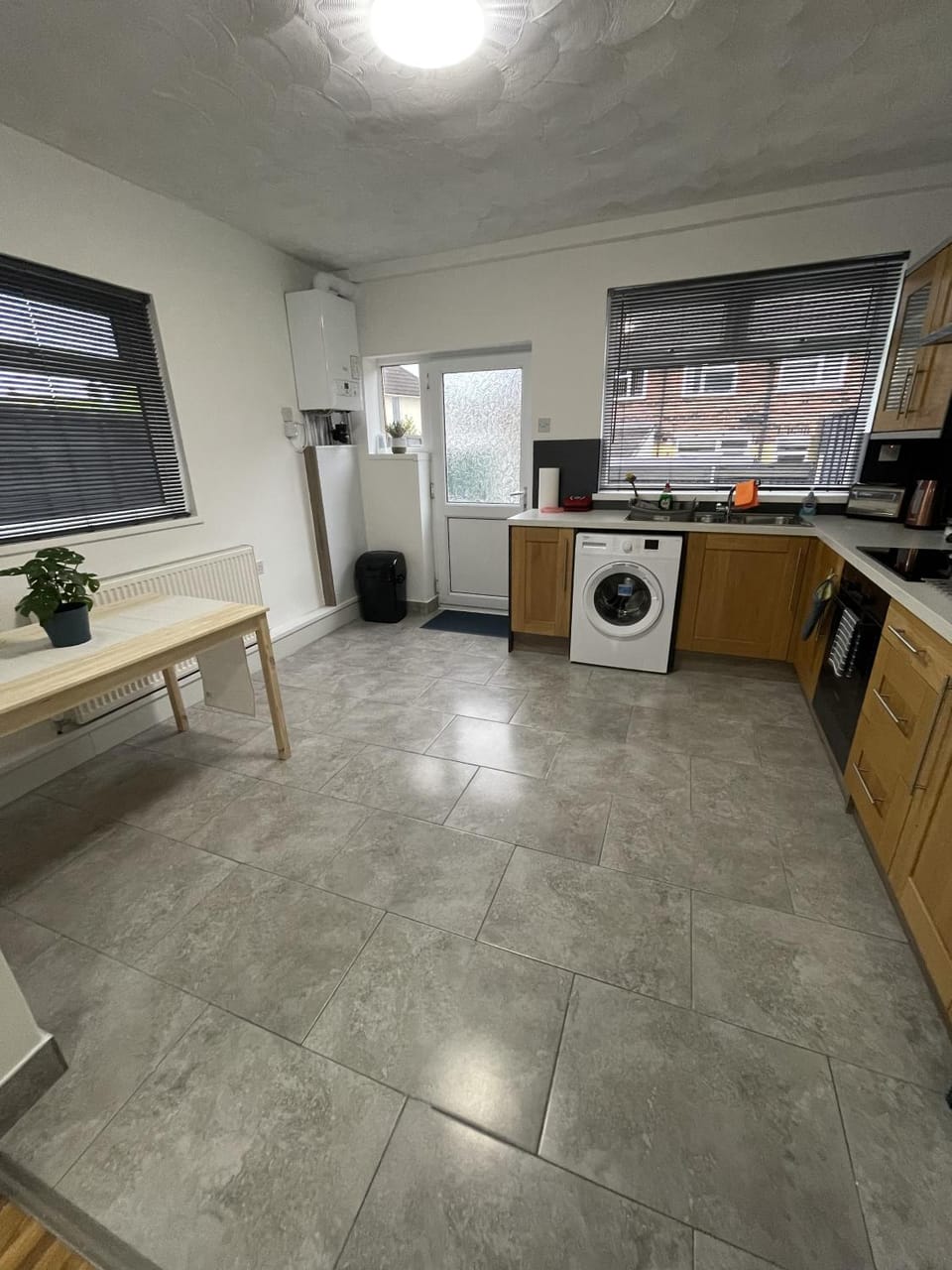 Kitchen or kitchenette, minibar, stove, washing machine