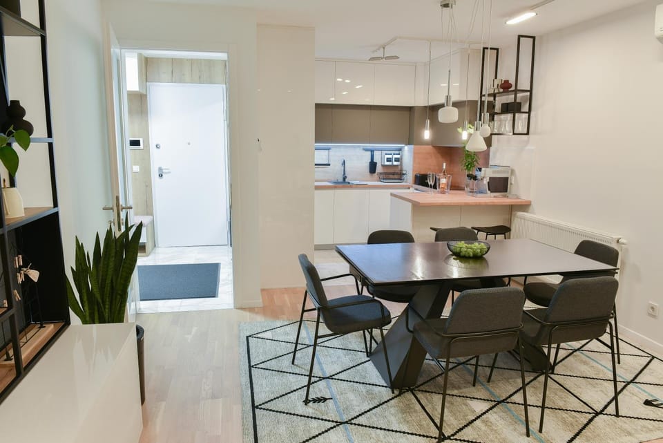 Kitchen or kitchenette, Dining area