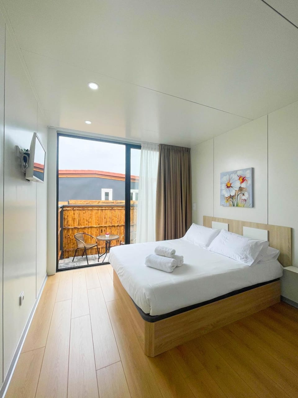 Bed, TV and multimedia, Balcony/Terrace, Photo of the whole room, Bedroom, towels