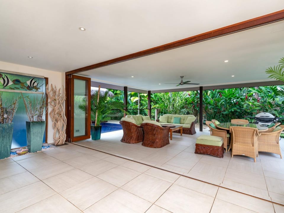 Oasis Beachfront Mirage House in Port Douglas